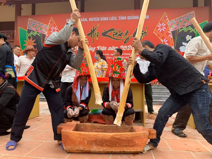 Pounding flour to make “giay” cake with a wish of a happy life