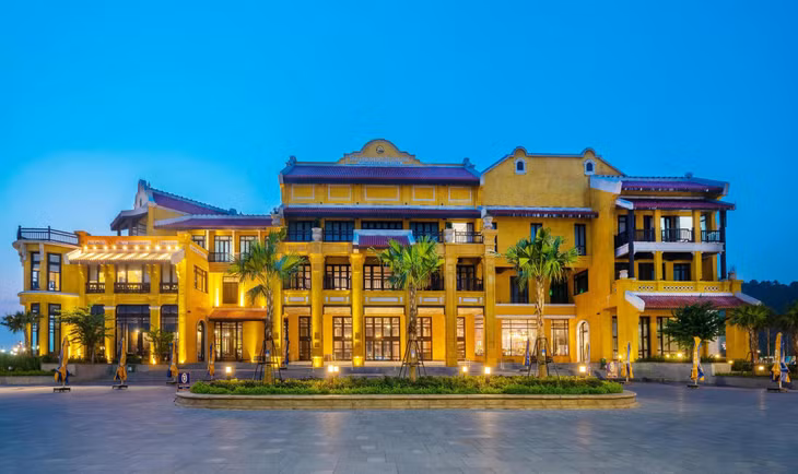 The 3-storey terminal, covering an area of 4,500m2, is designed by the world well-known architect Bill Bensley