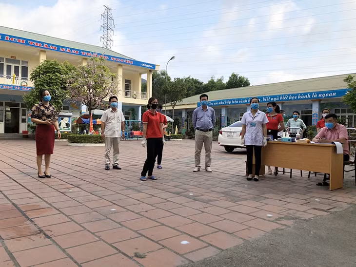  Teachers receive their students at Vu Oai Kindergarten