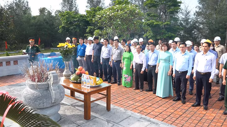Also on the morning of May 19, Cam Pha City’s delegation burnt incense to pay tribute to President Ho Chi Minh at Uncle Ho Memorial House during his visit to Deo Nai Mine