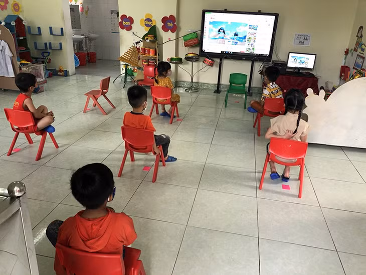 Students are arranged in a safe distance as regulated at Vu Oai Kindergarten and Tuan Chau High School