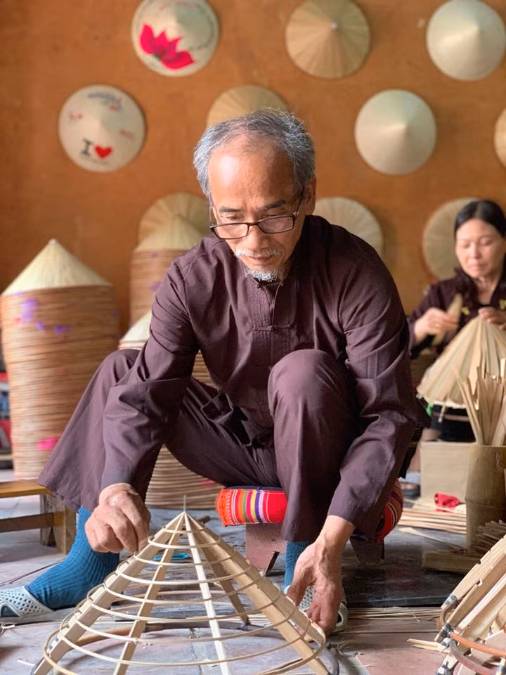 Making a frame for a conical hat