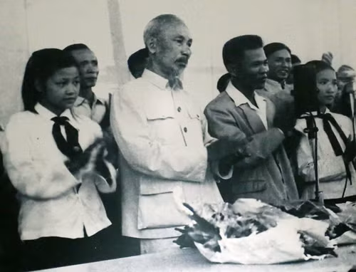 President Ho Chi Minh had a talk to officials and locals of Hong Quang area at Hon Gai stadium on Oct 4, 1957
