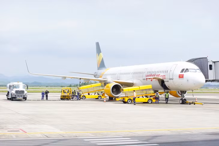 Vietjet Air’s flight Vj230 bringing 152 passengers departing from Tan Son Nhat airport (Ho Chi Minh city) landed at Van Don international airport. 