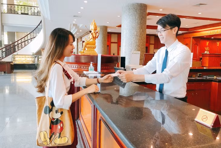"No-smoking" board at reception counter in Ha Long Plaza Hotel