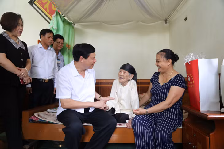 Chairman Nguyen Duc Long visited the Vietnamese heroic mother Nguyen Thi Huong in