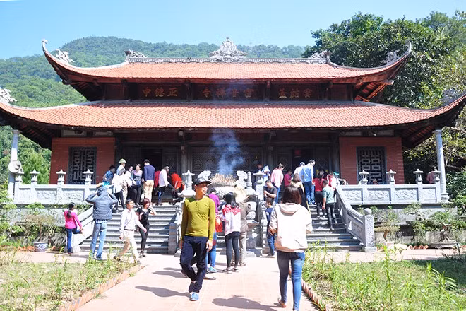 Tourists visit the Loi Am Pagoda in Quang Ninh Province. The province authorities will build telpher system at the pagoda. — Photo thethaovanhoa.vn
