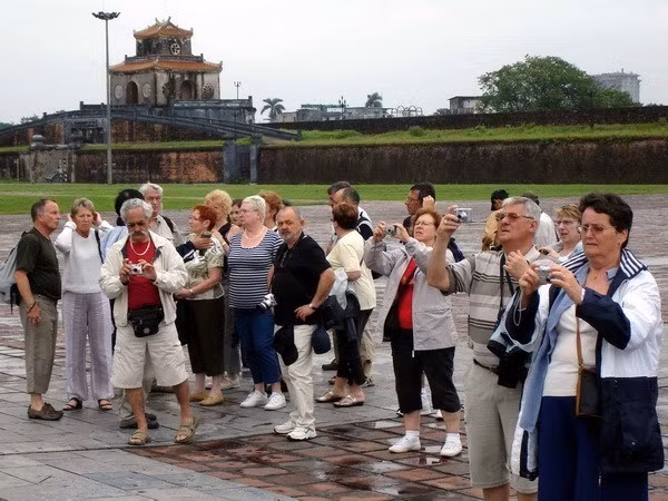 Foreign visitors at the Hue Imperial Citadel (Source: VNA)