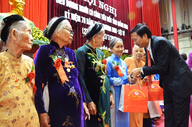 The Provincial Party leader Nguyen Van Doc presented gifts to the Vietnamese Heroic Mothers.