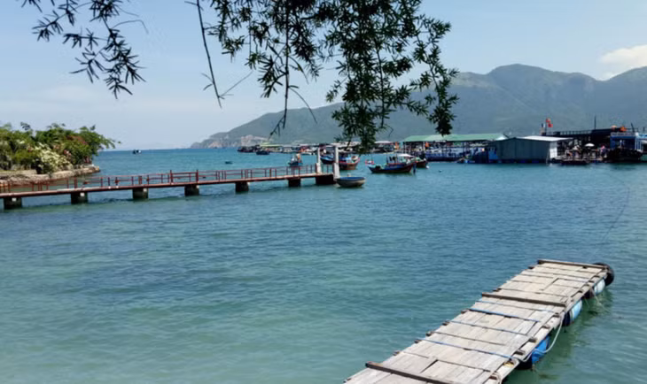 Nha Trang beach attracts visitors at first sight thanks to its blue sea, smooth sand, and rows of green trees.