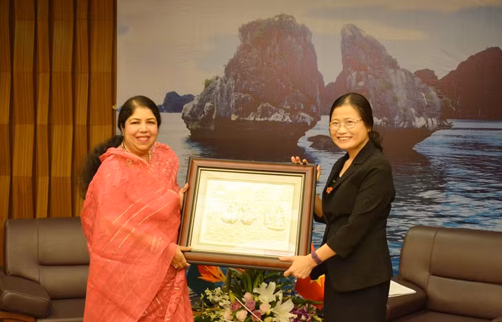 Standing Deputy Secretary of the Quang Ninh Provincial Party's Committee Do Thi Hoang presented a gift to Speaker of the Parliament of Bangladesh Shirin Sharmin Chaudhury.