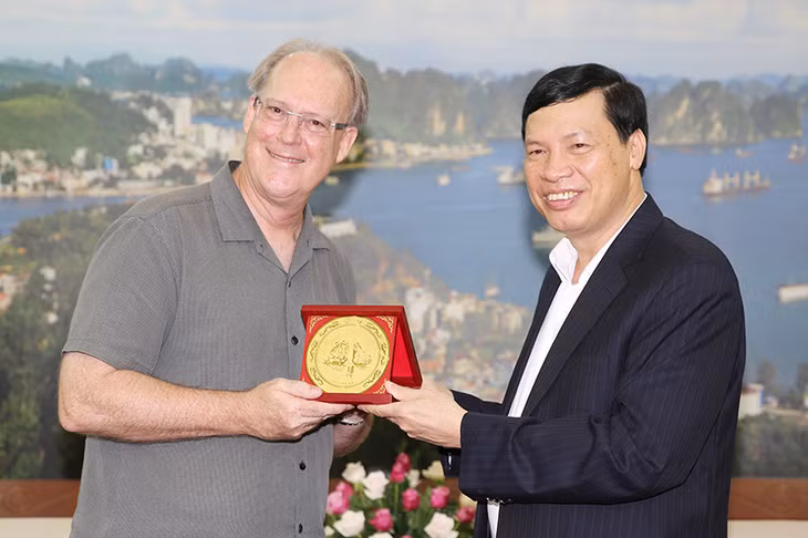 Quang Ninh's Chairman Nguyen Duc Long presented a gift to Mr. Larry Ziebarth.
