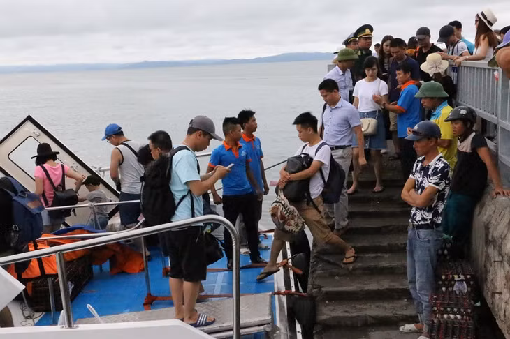 Tourists ​stranded in Co To island receive support by local government (Photo: Minh Duc/baoquangninh.com.vn)