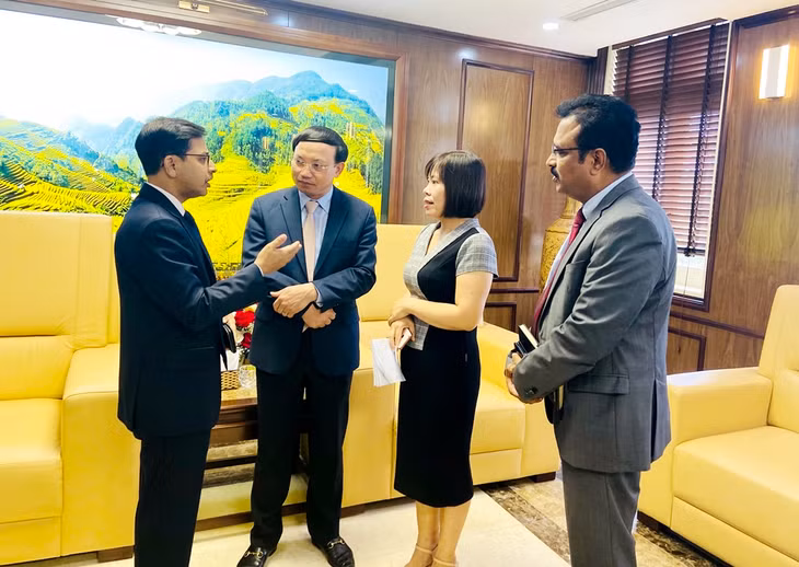 The Indian Ambassador highly appreciated Quang Ninh’s fast growth, strategic orientations and preferential policies in investment attraction. 