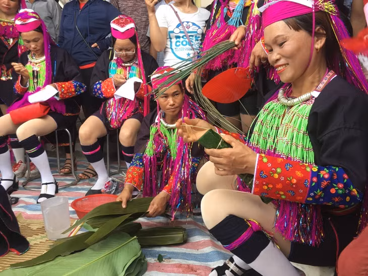 Dao ethnic women show their ingenuity in the cake wrapping and traditional costume embroidery competitions