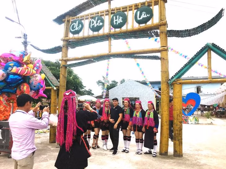 Ha Lau Sunday market with an abundant variety of OCOP and agricultural products attracts a great number of visitors