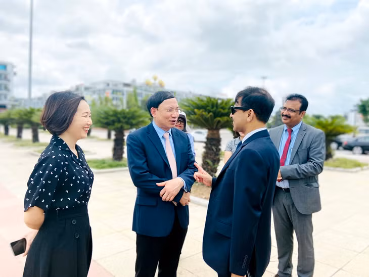 Quang Ninh’s Secretay accompanied the Indian Ambassador to the Square Oct 30 