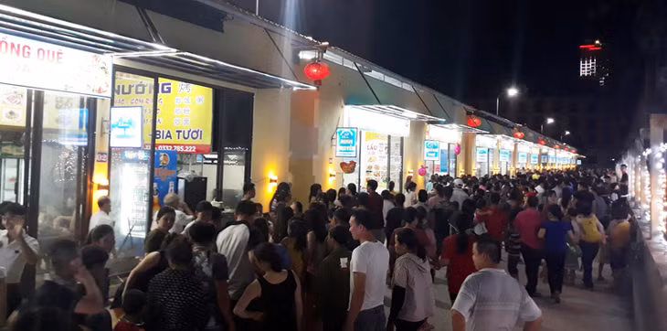Tran Phu cuisine street attracts a great number of locals and tourists