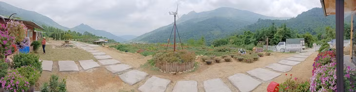 The garden covering an area of 2ha is home to more than 60 spices of flowers, for example, dancing-lady orchid, hydrangea, wheat bucket, sunflowers… It is an ideal place for check-in pictures 