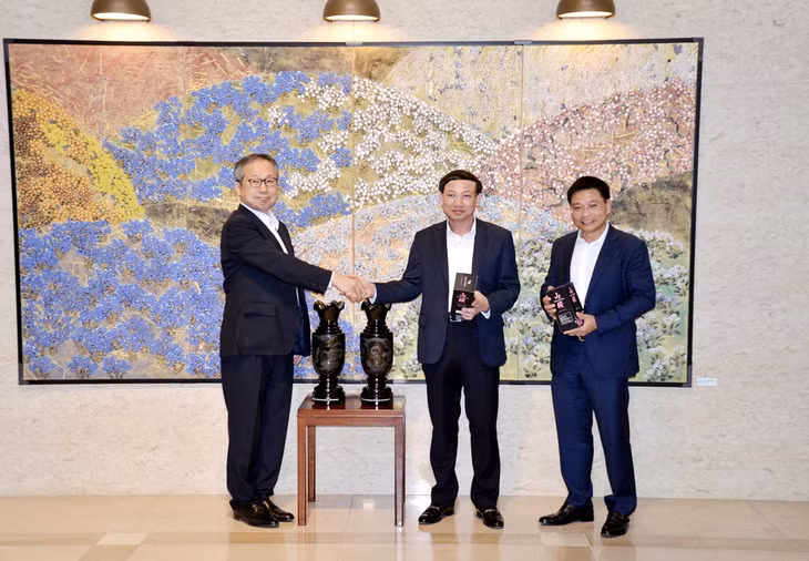 Ambassador Yamada Takio gives souvenir gift. to Quang Ninh's leaders