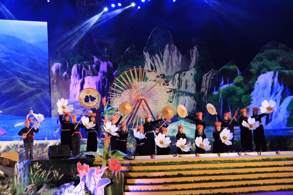 A performance by artists from Binh Lieu district at the festival.