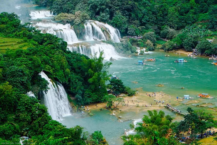  Situated in Dam Thuy village, Trung Khanh district, Cao Bang province, Ban Gioc is 53 metres high and 300 metres wide, with three cascades.