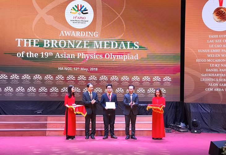 One of the two bronze madal belongs to Le Ky Nam (the middle) from Ha Long High school for Gifted Students with bronze medal.