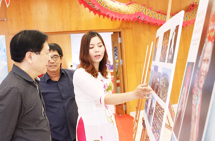 Deputy Minister of Culture, Sports and Tourism Vuong Duy Bien took a look at the photos at the exhibition.