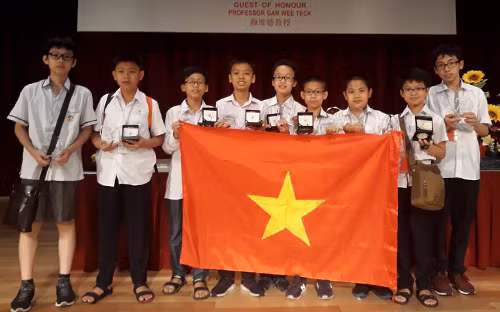 Vietnamese students hold the national flag at the Asia-Pacific math competition in Singapore. Photo by VnExpress