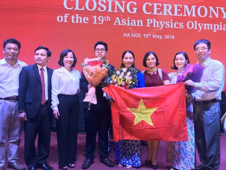 Quang Ninh's Vice Chairman Vu Thi Thu Thuy presented flowers to Le Ky Nam, congratulating him on winning bronze medal.