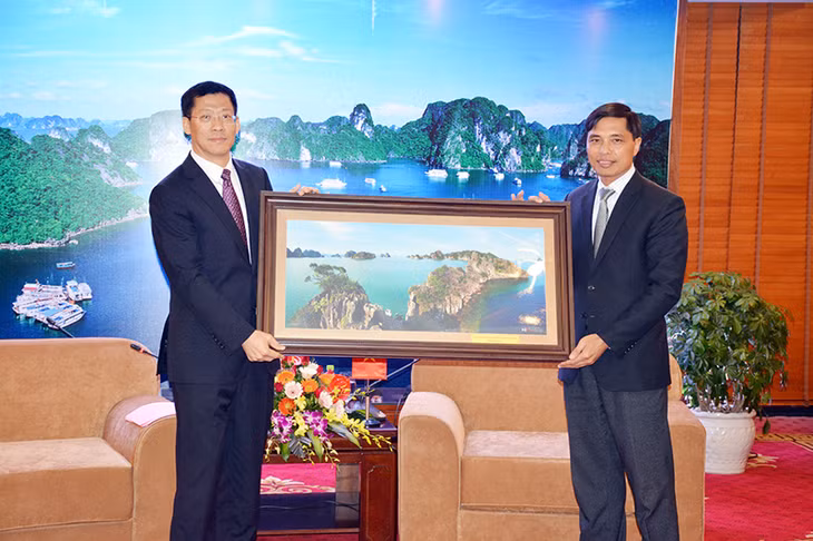 Vice Chairman Vu Van Dien presented a picture to Mr. Hu Zhuo