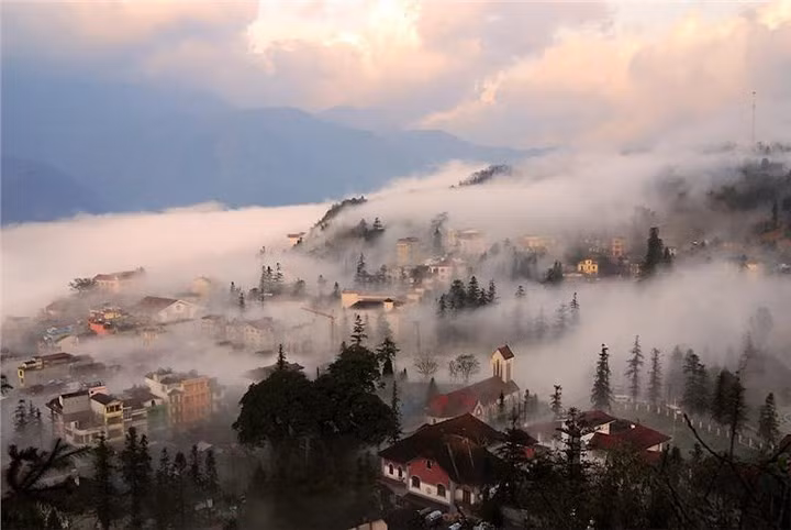  The cool weather and beautiful landscape makes Sapa town in the northern mountainous province of Lao Cai one of favourite tourist destinations.