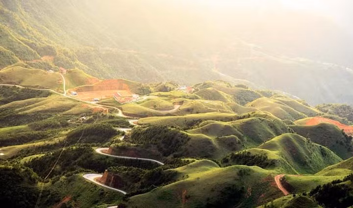  The pine forests of Ang hamlet in Moc Chau district in the northern mountainous province of Son La have become a magnet for large numbers of visitors due to the breathtaking vistas on offer when glorious sunsets are filtered through the stands of pine.