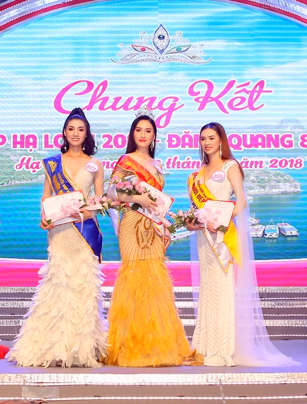 Miss Ha Long 2018 Nguyen Phuong Anh ( the middle) and the first runner-up Pham Thi Luyen (the left) and the second Dinh Thi Thu Uyen (the right).