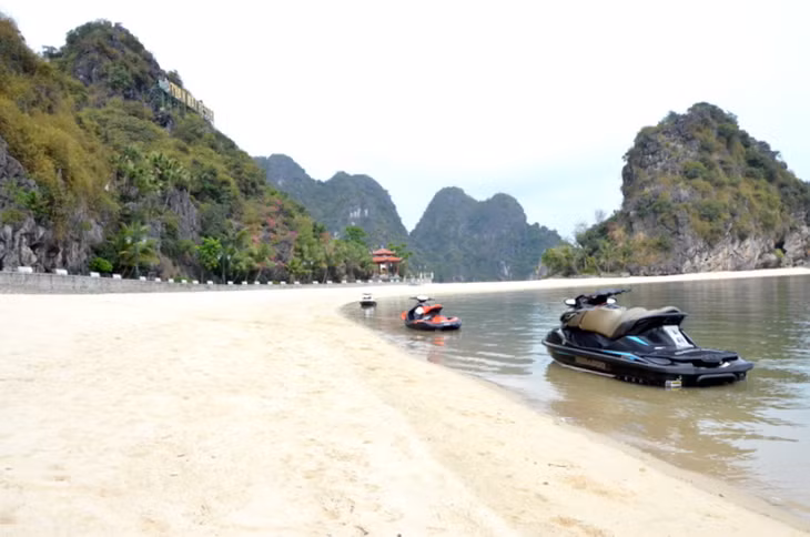 Luong Ngoc beach in Cam Pha city has just been put into use in tourism season this year. Photo by Thanh Phong/baoquangninh.com.vn