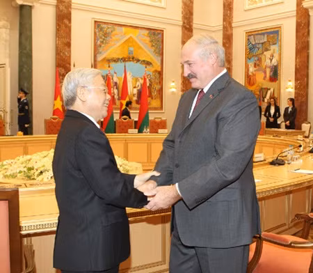 Party General Secretary Nguyen Phu Trong (left) meets with Belarusian President Alexander Lukashenko yesterday in the capital city of Minsk. — VNA/VNS Photo Tri Dung