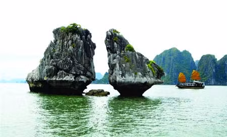 Rock of ages: Astone formation called Hon Trong Mai, one of the most iconic sights on the bay. — VNA/VNS Photo Dinh Na