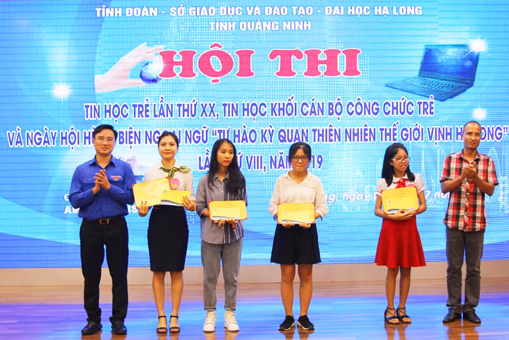 4 first prizes, 8 second prizes, 11 third prizes and 19 encouraging prizes were granted to the winners of the English Speaking Contest 