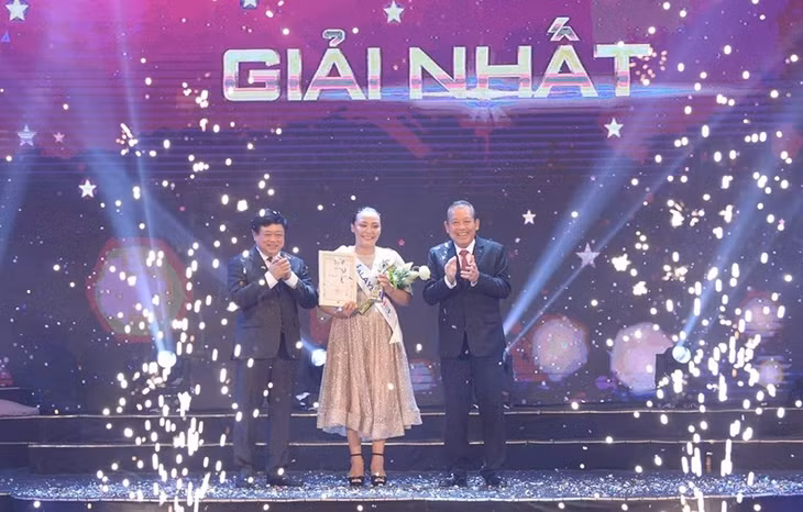 Rosario Ninih Chamini Bianis from Malaysia win the regional song contest.