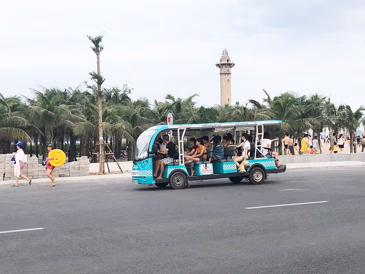 E-cars carry tourists around the city.