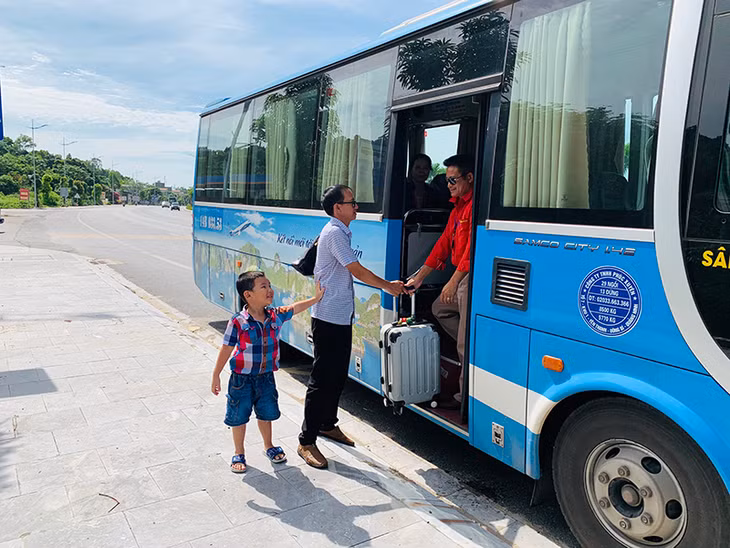 Passing all the main tourism attractions in Ha Long city, the free buses has become the optimal means of transportation chosen by many passengers, contributing to increase the number of visitors coming to Ha Long.
