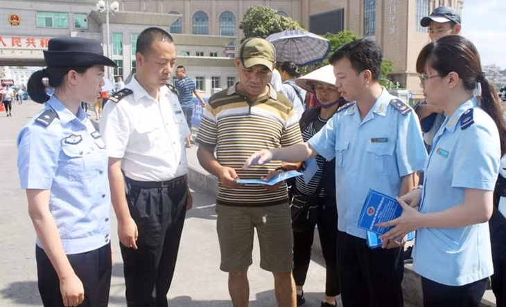 Mong Cai Customs (Quang Ninh-Vietnam) and Dongxing Customs (Guangx-China) propagandize laws on border trade activities