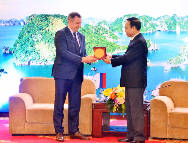 Standing Vice-chairman Dang Huy Hau presents souvenir gift to the delegation 