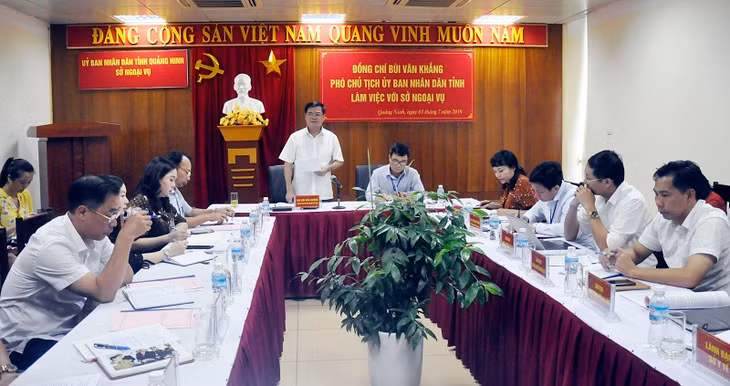 Vice Chairman Bui Van Khang asked the Department of Foreign Affairs to pay attention to training, improving the quality of the working staff .