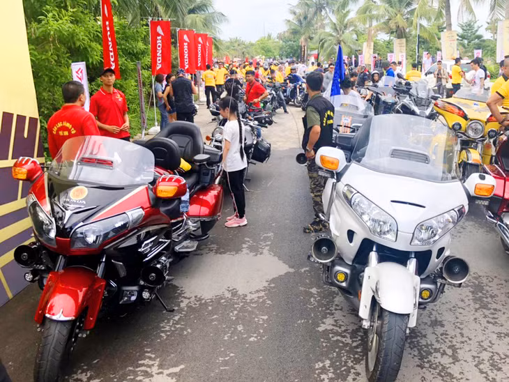 1.3 bill-VND 1600CC Honda Goldwings lead the parade.