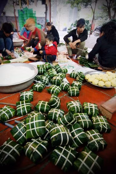 Without frames, banh chung are still square and have the same size.