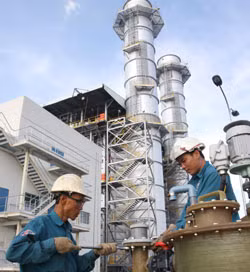 Workers of PetroVietnam Power Corporation assemble equipment. The corporation aims for a power output equal to Electricity of Viet Nams. — VNA/VNS Photo Ha Thai