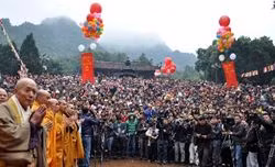 Huong Pagoda Festival allures thousands of people.