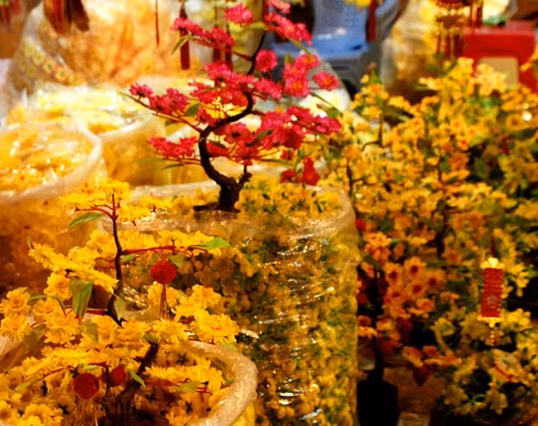 Artificial New Year flowers such as cherry blossoms and apricots made of nylon fibers look like their real counterparts