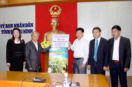 Mr. Dang Huy Hau, Vice-Chairman of Quang Ninh's Provincial People's Committee and the leaders of the Department of Trade and Industry received two tons of rice seeds from the Agricultural Genetics Institute 